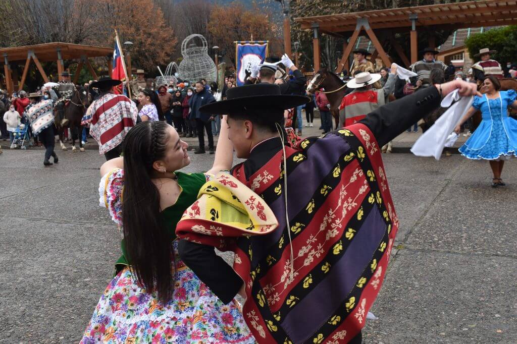Día del Cuequero y la Cuequera: comuna de Aysén conmemora festividades con agrupaciones folclóricas