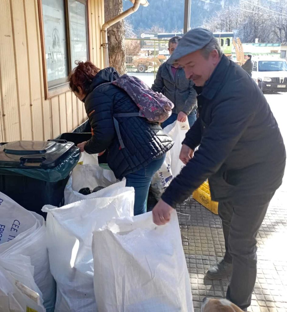 Municipio realizó primera Jornada de Reciclaje y limpieza en Villa Mañihuales tras instalación de Punto Limpio